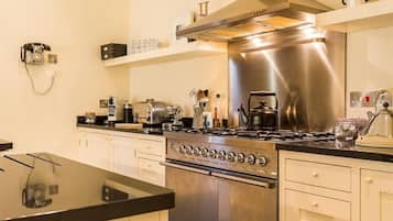 Refrigerador, lavavajillas, utensilios de cocina