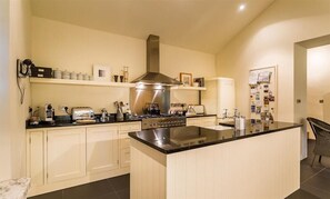 Frigorífico, lavavajillas y utensilios de cocina