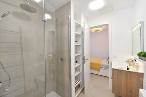Chuveiro, secador de cabelo, toalhas de banho 