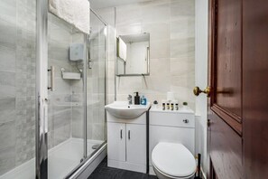 Bañera, secador de pelo y toallas