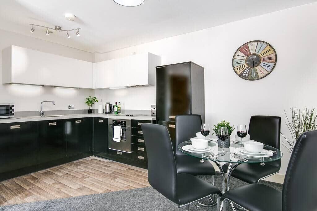 ثلاجة، ميكروويف، فرن، موقد طهي مسطح