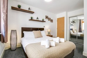 1 bedroom, iron/ironing board, WiFi, bed sheets - Crescent Suite - | Netflix | WiFi (West Midlands)