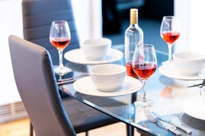Dining - Apollo Luxury - Netflix - Fast WIFI (West Midlands)