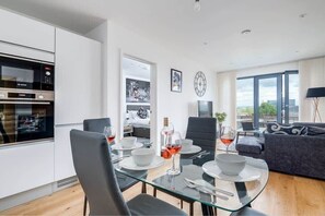 Dining - Apollo Luxury - Netflix - Fast WIFI (West Midlands)