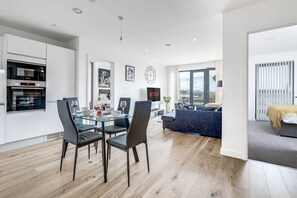 Dining - Apollo Luxury - Netflix - Fast WIFI (West Midlands)