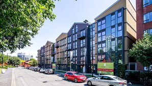 Un bâtiment moderne doté de grandes fenêtres et d’une enseigne indiquant une vente.
