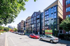 Exterior - Aviator Apartment with Free Parking - City Centre Birmingham (West Midlands)