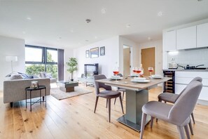 Dining - Aviator Apartment with Free Parking - City Centre Birmingham (West Midlands)