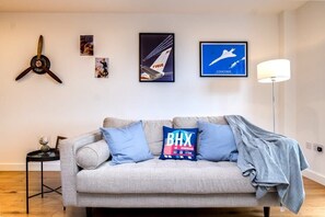 TV, offices - Aviator Apartment with Free Parking - City Centre Birmingham (West Midlands)