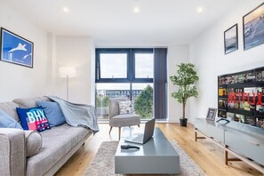 TV, offices - Aviator Apartment with Free Parking - City Centre Birmingham (West Midlands)