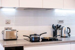 Frigorífico, microondas, horno y placa de cocina