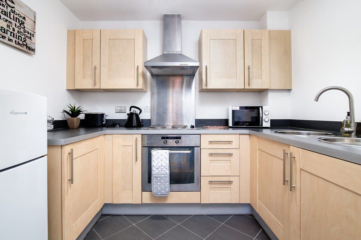 Fridge, microwave, oven, coffee/tea maker