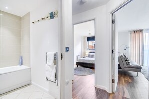 1 habitación, tabla de planchar con plancha, wifi y ropa de cama 