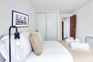 1 dormitorio, tabla de planchar con plancha, wifi y ropa de cama