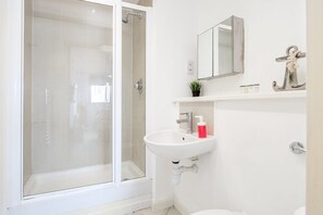 Een bad, een haardroger, handdoeken, shampoo