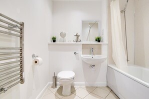 Baignoire, sèche-cheveux, serviettes fournies, shampoing