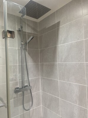 Combined shower/bathtub