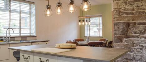 Een kinderstoel, kookgerei, borden en bestek