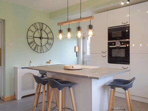 Cadeirão de bebê, talheres/pratos/utensílios de cozinha