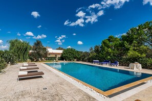 Kolam renang outdoor musiman