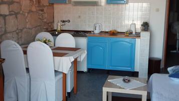 Departamento (One Bedroom Apartment with Balcony an) | Cocina privada | Refrigerador