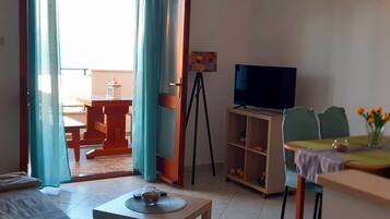 Apartment (One Bedroom Apartment with Balcony an) | Dining room