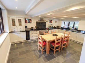 Fridge, dishwasher, cookware/dishes/utensils - Old Coach House (Ambleside)