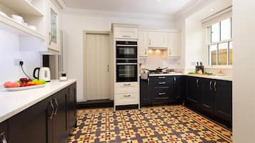 Refrigerador, lavavajillas, utensilios de cocina