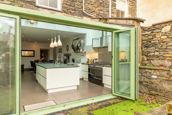 村舍 | 私人厨房 | 冰箱、洗碗机、厨具/餐具