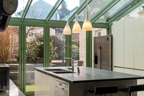 村舍 | 私人厨房 | 冰箱、洗碗机、厨具/餐具