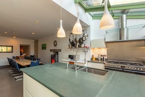 Cottage | Private kitchen | Dishwasher, cookware/dishes/utensils
