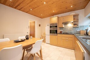 Tủ lạnh, máy rửa bát, dụng cụ nấu nướng/bát dĩa/dao nĩa 