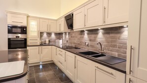 Cottage | Private kitchen | Dishwasher, cookware/dishes/utensils - South View (Keswick)