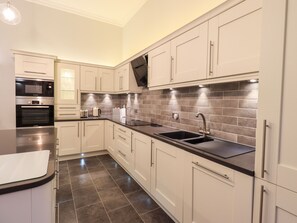 Cottage | Private kitchen | Dishwasher, cookware/dishes/utensils - South View (Keswick)