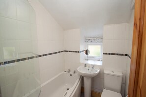 Ein Badezimmer mit Badewanne, Waschbecken und Toilette.