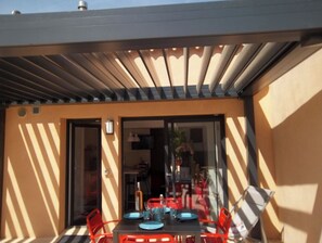 Outdoor dining - LARGE STUDIO (26m2) and large terrace (14m2) 50m from the sea and beach (Hyères)