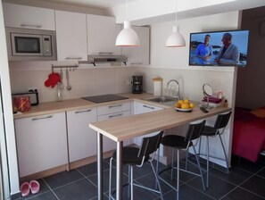 Réfrigérateur, four à micro-ondes, un four, surface de cuisson