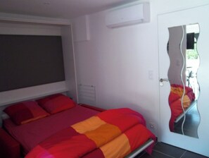 2 bedrooms, iron/ironing board, free WiFi - LARGE STUDIO (26m2) and large terrace (14m2) 50m from the sea and beach (Hyères)