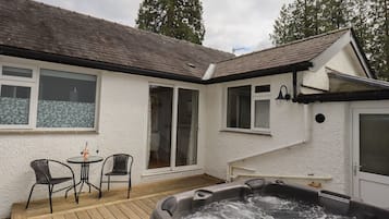 Cottage | Outdoor spa tub
