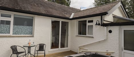 Cottage | Outdoor spa tub