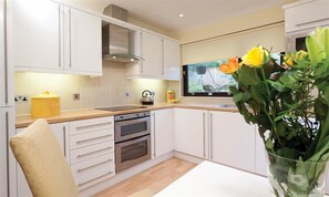 Fridge, dishwasher, cookware/dishes/utensils - Mount Sol (Ambleside)