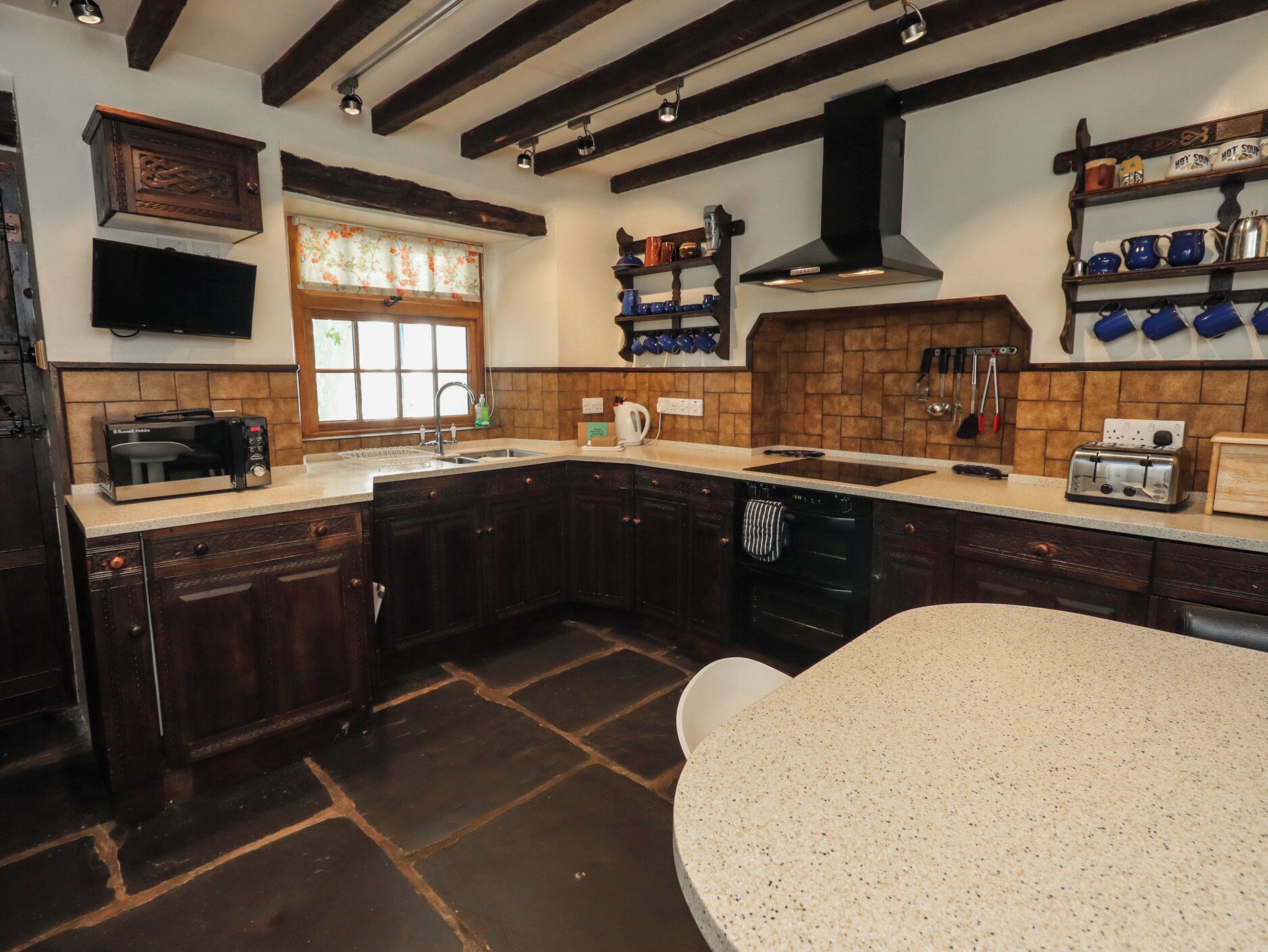Cottage | Private kitchen | Fridge, dishwasher, cookware/dishes/utensils