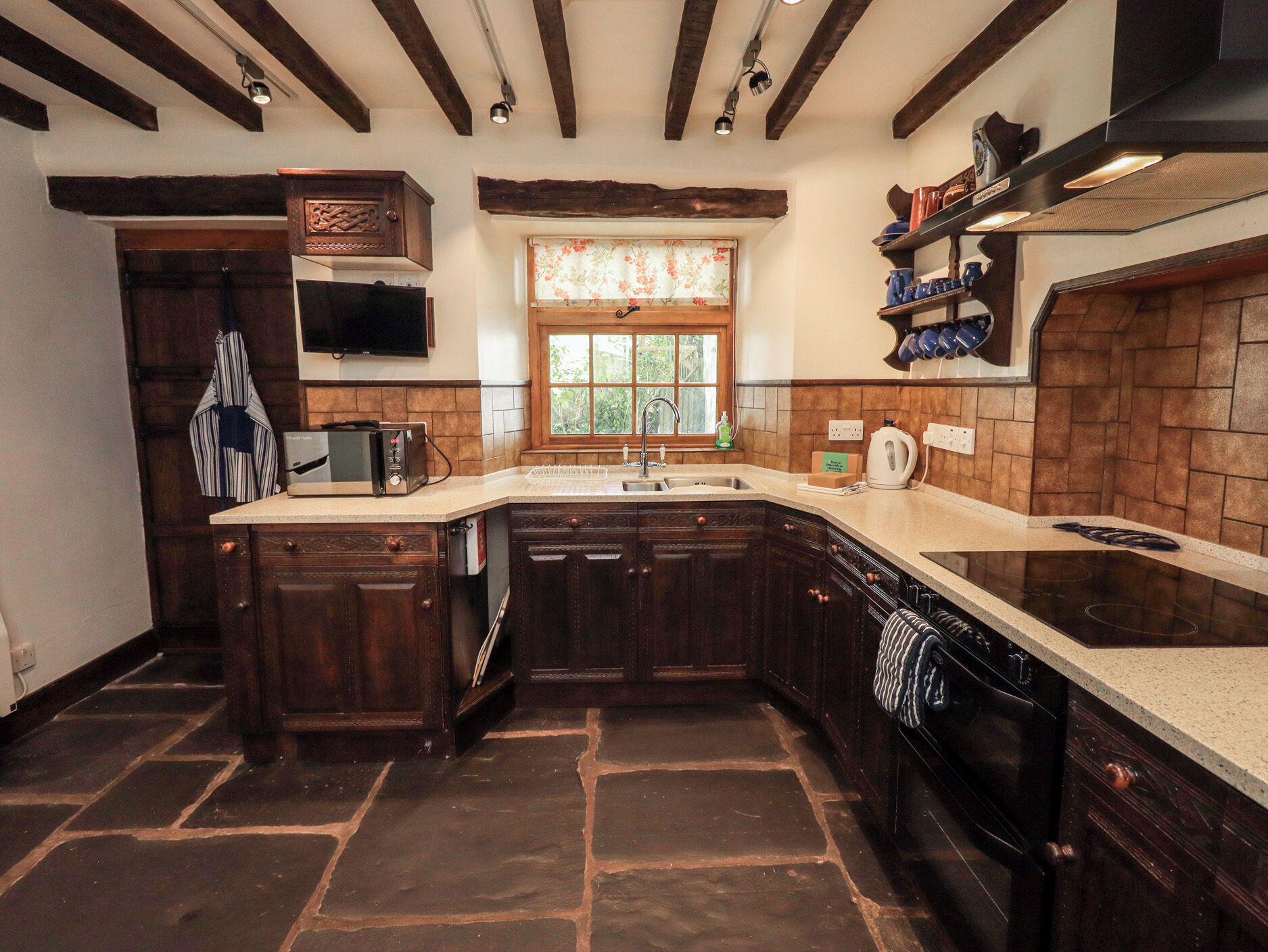Cottage | Private kitchen | Fridge, dishwasher, cookware/dishes/utensils