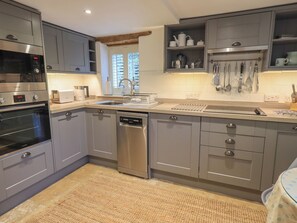 Cottage | Private kitchen | Fridge, dishwasher, cookware/dishes/utensils - Hannakin Barn (Ambleside)