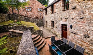 Property grounds - Waltons Close (Penrith)