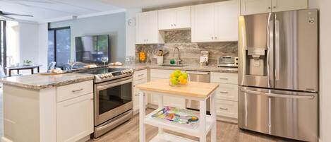 Frigorifero, microonde, forno, piano cottura