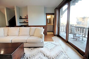 TV, fireplace - Savanna - Hot Tub - Close to Soaring Eagle! (Snowshoe)