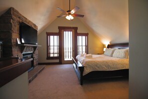 5 bedrooms, WiFi, bed sheets - Savanna - Hot Tub - Close to Soaring Eagle! (Snowshoe)