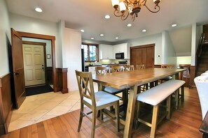 Dining - Savanna - Hot Tub - Close to Soaring Eagle! (Snowshoe)