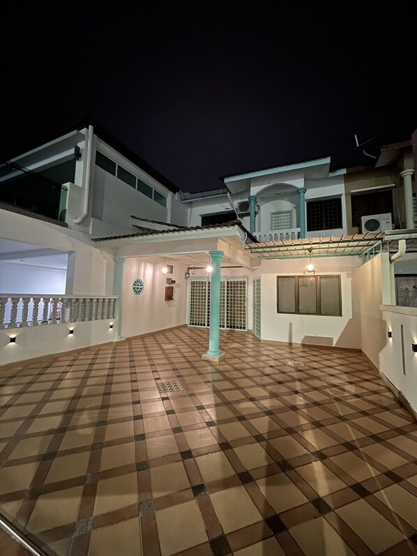 Vista frontal de la propiedad